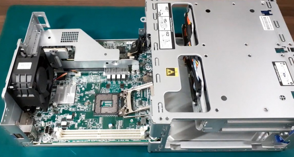 Вид материнской платы со снятым процессором 1.jpg